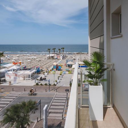 Hotel Augustus- Davanti A Noi C'E Solo Il Mare Misano Adriatico Exteriör bild