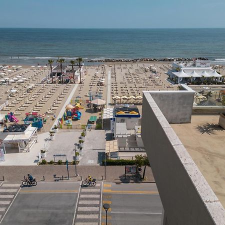 Hotel Augustus- Davanti A Noi C'E Solo Il Mare Misano Adriatico Exteriör bild