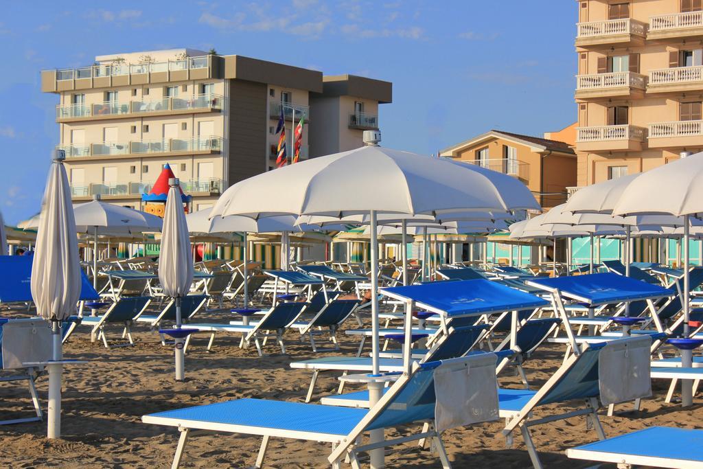 Hotel Augustus- Davanti A Noi C'E Solo Il Mare Misano Adriatico Exteriör bild