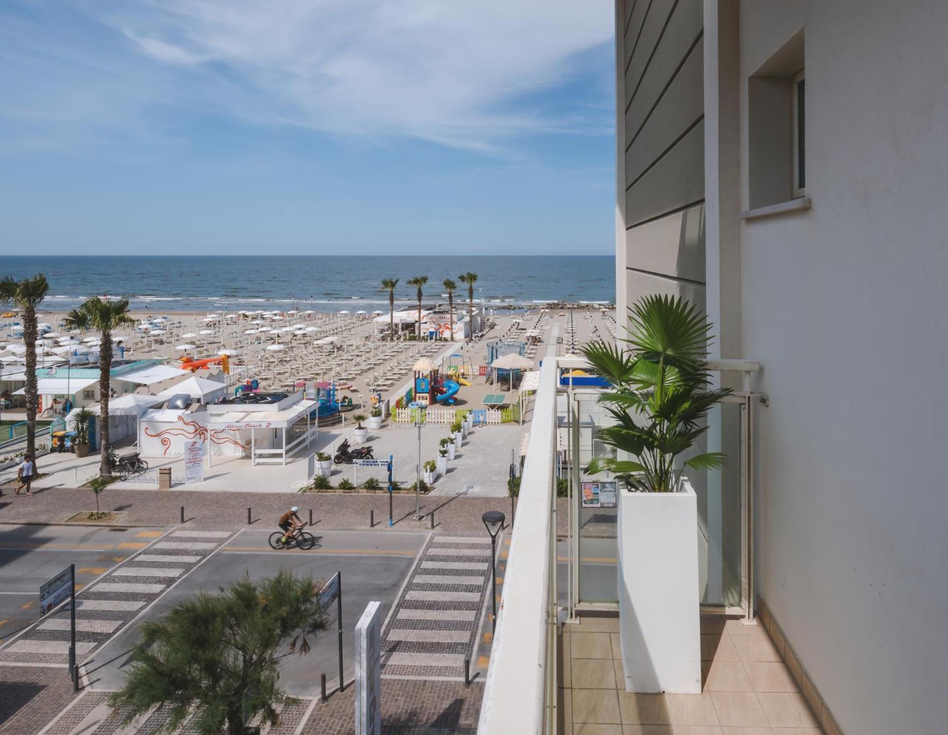 Hotel Augustus- Davanti A Noi C'E Solo Il Mare Misano Adriatico Exteriör bild