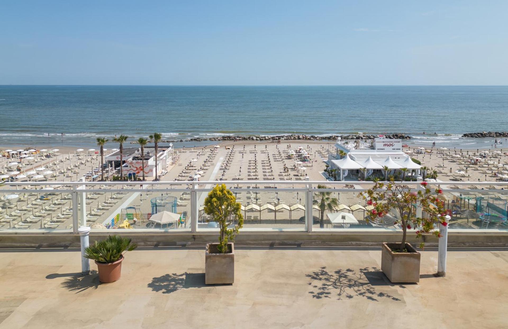 Hotel Augustus- Davanti A Noi C'E Solo Il Mare Misano Adriatico Exteriör bild