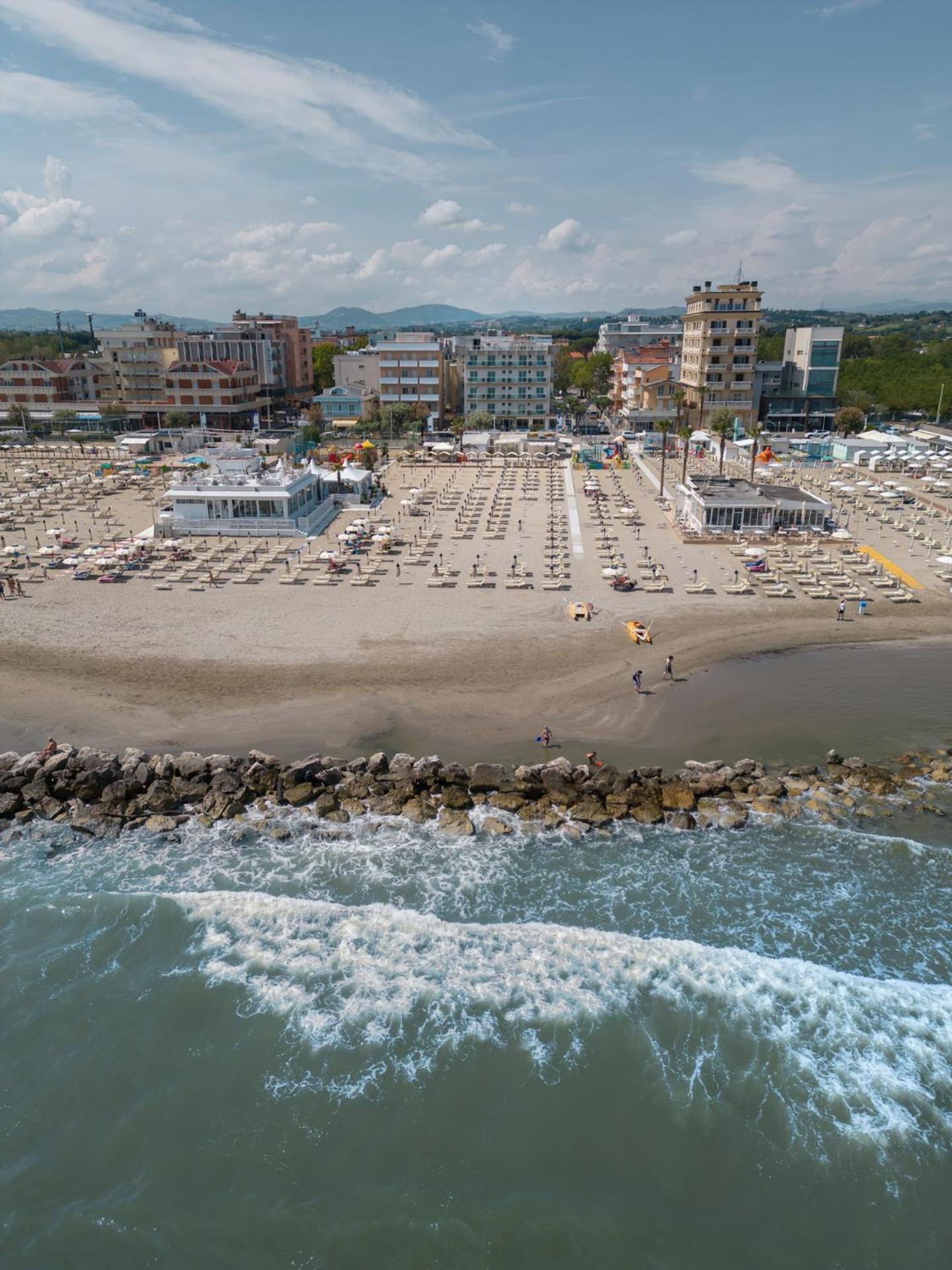 Hotel Augustus- Davanti A Noi C'E Solo Il Mare Misano Adriatico Exteriör bild