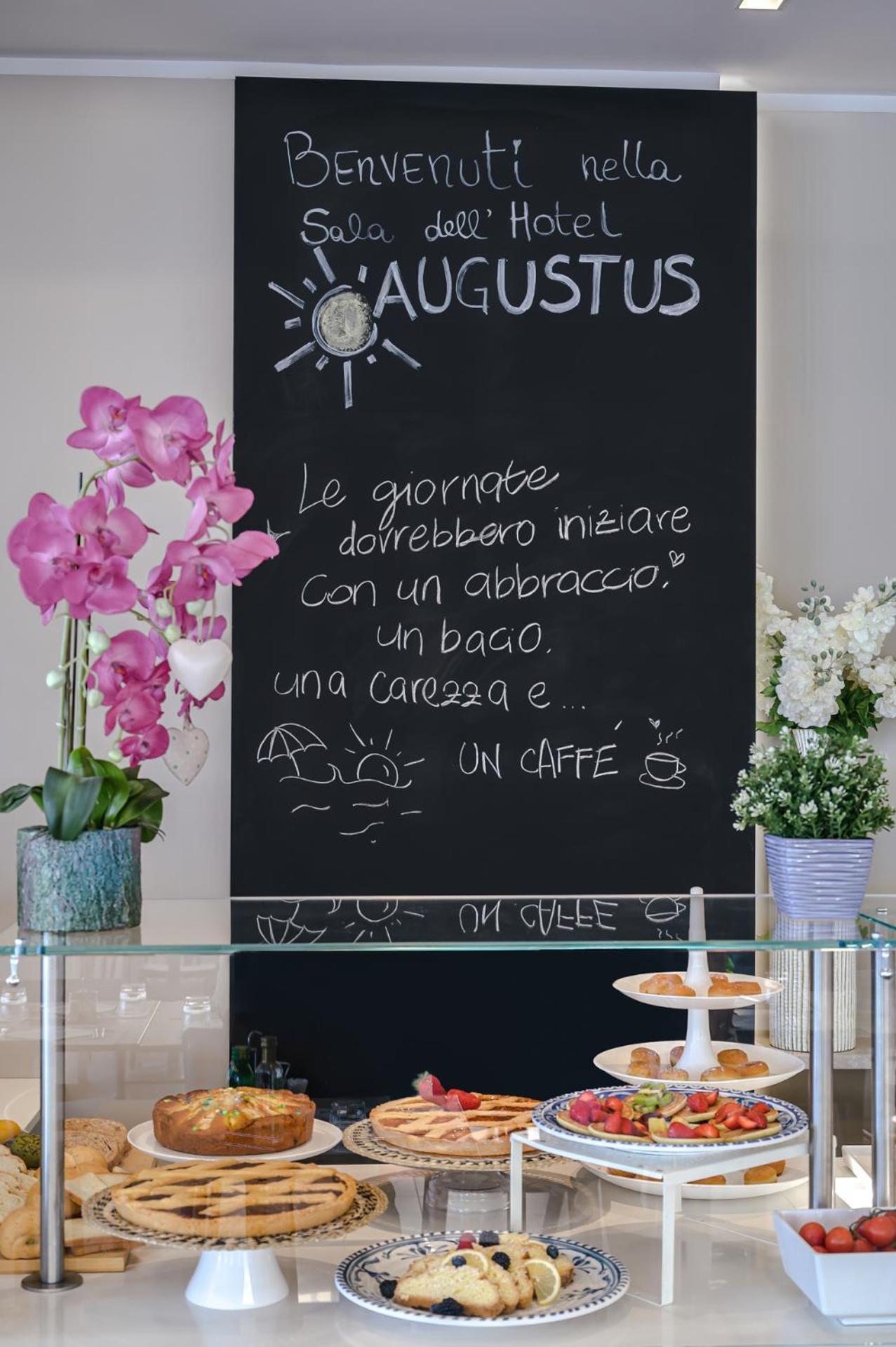 Hotel Augustus- Davanti A Noi C'E Solo Il Mare Misano Adriatico Exteriör bild