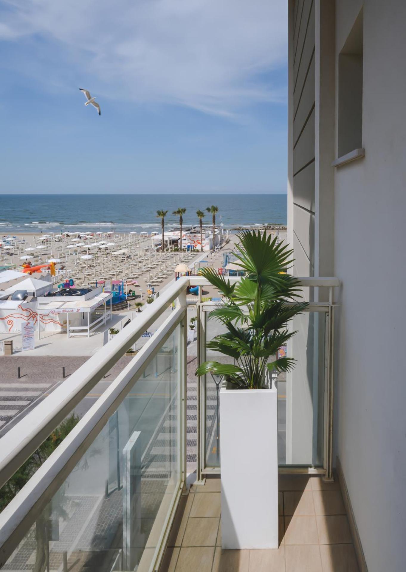 Hotel Augustus- Davanti A Noi C'E Solo Il Mare Misano Adriatico Exteriör bild